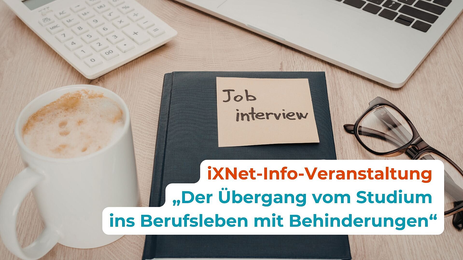 Ein Buch mit dem Klebezettel "Jobinterview" sowie ein Laptop, eine Tasse Kaffee und ein Taschenrechner auf einem Tisch.